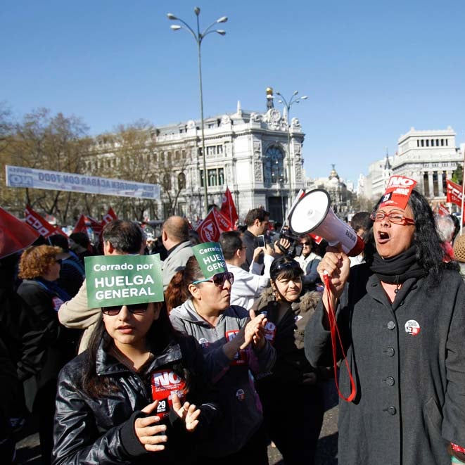 Miles de personas protestan en España contra la reforma laboral que ...