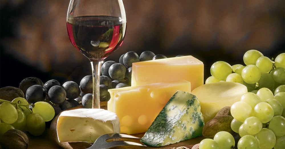 Aprenda cómo combinar diferentes tipos de quesos con un buen vino