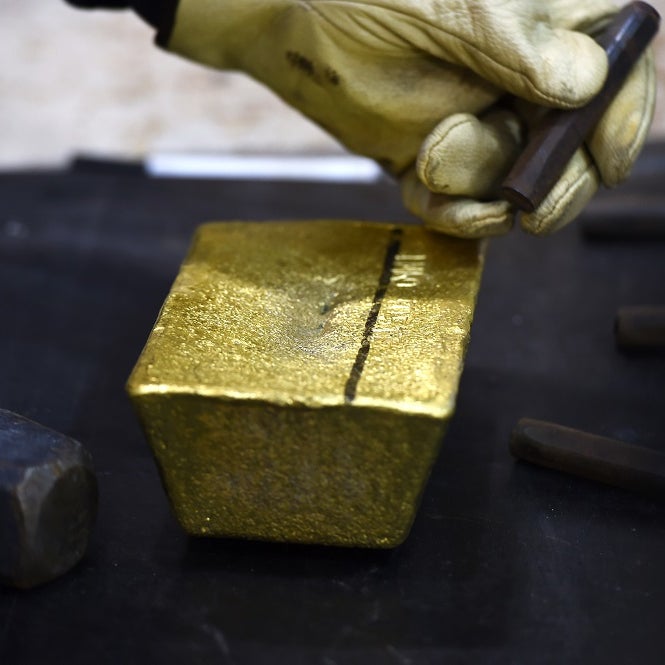 Oro cae cerca de mínimos de un mes antes de reunión de la Fed