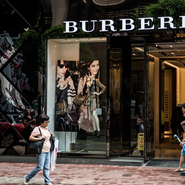 Burberry conmociona desfiles con venta inmediata de ropa