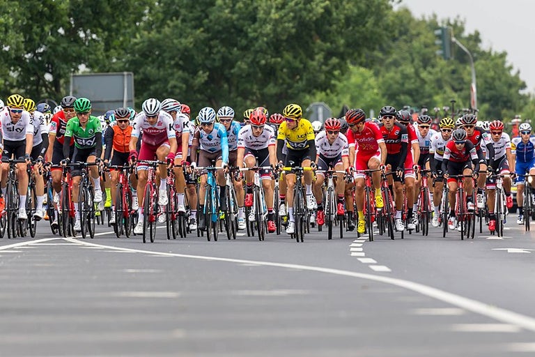 800px-Hauptfeld_Tour_de_France_2017_bei_der_2._Etappe_von_Düsseldorf_nach_Lüttich_35671704645