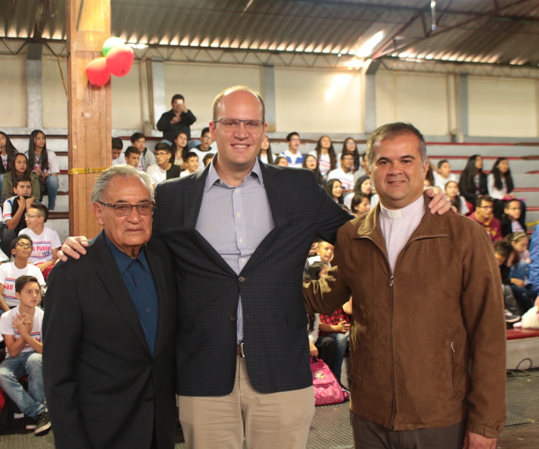 Entrega de donación al Instituto San Pablo Apóstol