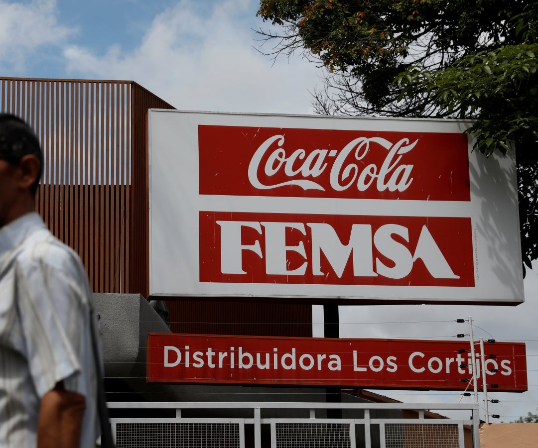 Femsa busca "adecuar" sus operaciones en Venezuela, sindicato denuncia