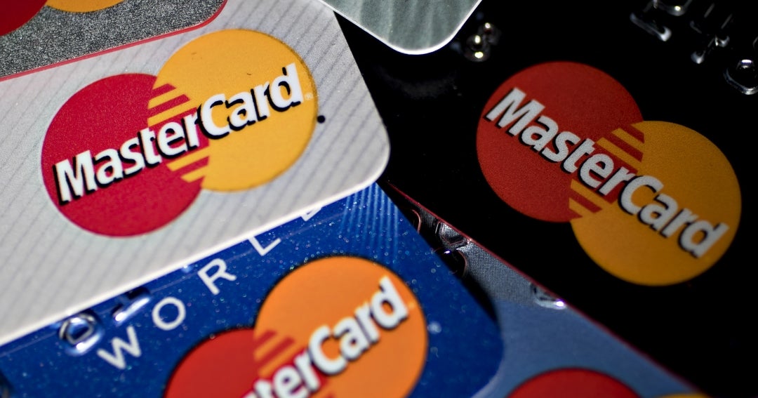 Banco Central de Brasil liquida unidad de Master mientras Mastercard suspende tarjetas