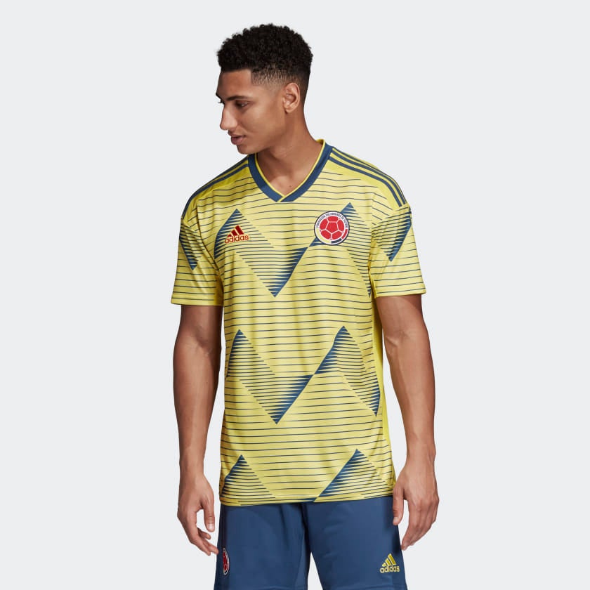 Selección Colombia presentó su nueva camiseta oficial, acá las casacas de los últimos
