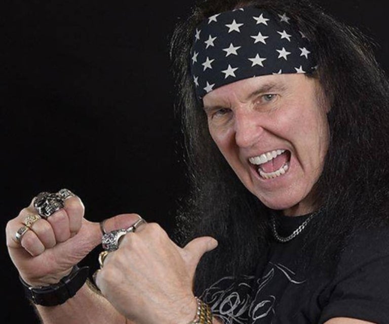 El primer vocalista de AC/DC se prepara para llegar a Colombia a ...