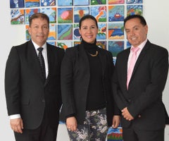 DeizquierdaaDerechaArmandoMonroyRodríguezgerentedecuentaSQLSoftwareJohannaLiévanogerentedecapitalhumanodeComestiblesRicosS.AyFabioHernánMoncayodirectordetecnologíadeComestiblesRi