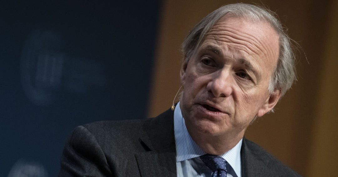 Dalio recomienda vender bonos y comprar oro y bitcoin ante la inminente crisis de deuda
