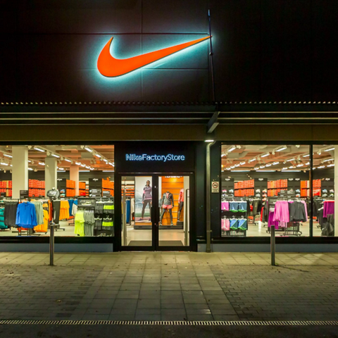 documental moderadamente Funeral Los ingresos trimestrales de Nike superaron las expectativas por aumento en  demanda