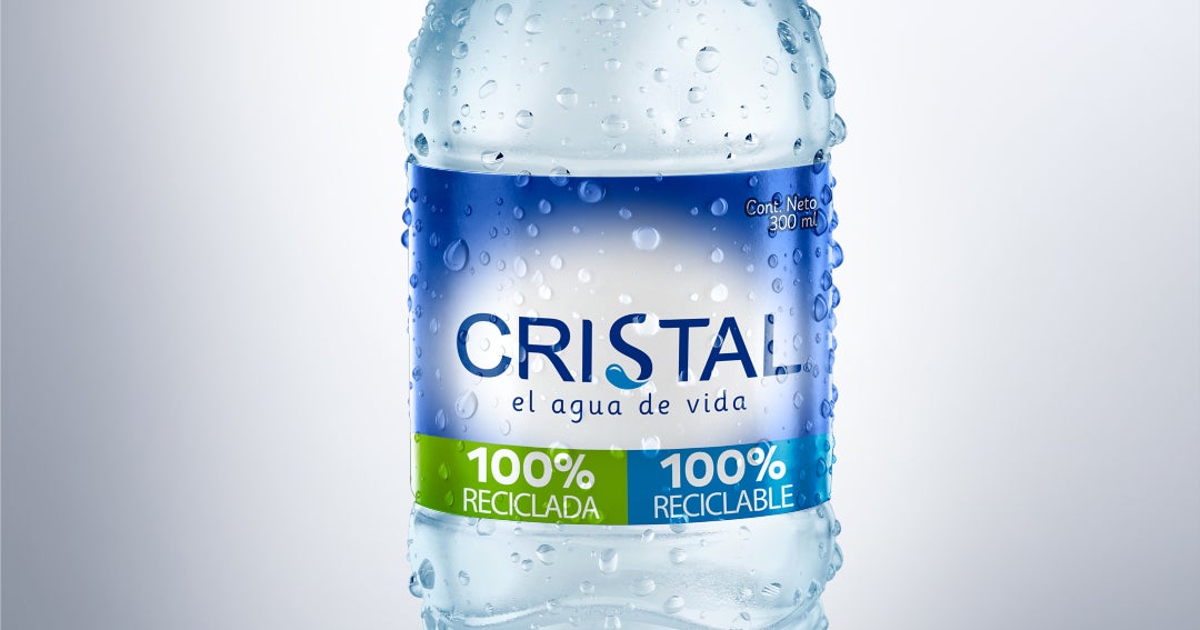 Cristal distribuirá agua solo en botellas hechas con material 100% reciclado