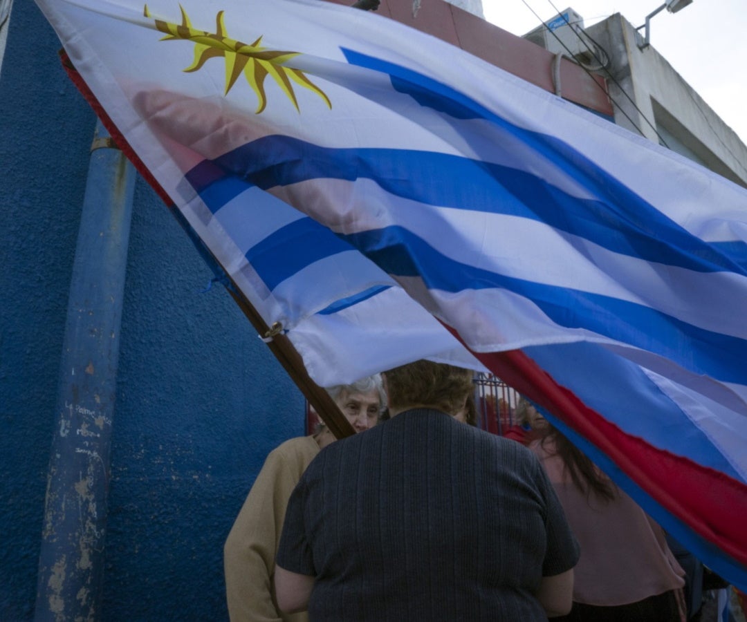 Una bandera de Uruguay ondeando