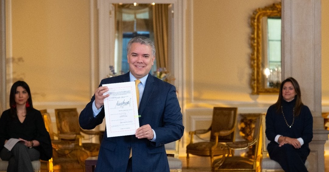 El Presidente de la República sanciona ley que hace obligatorias las escuelas de padres