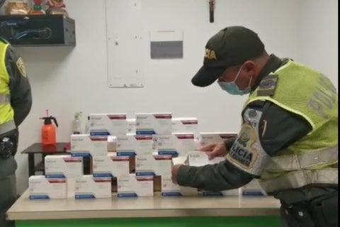 Policía vacuna AL