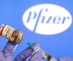 Refuerzo de Pfizer causa efectos secundarios similares a segunda dosis,  según estudio