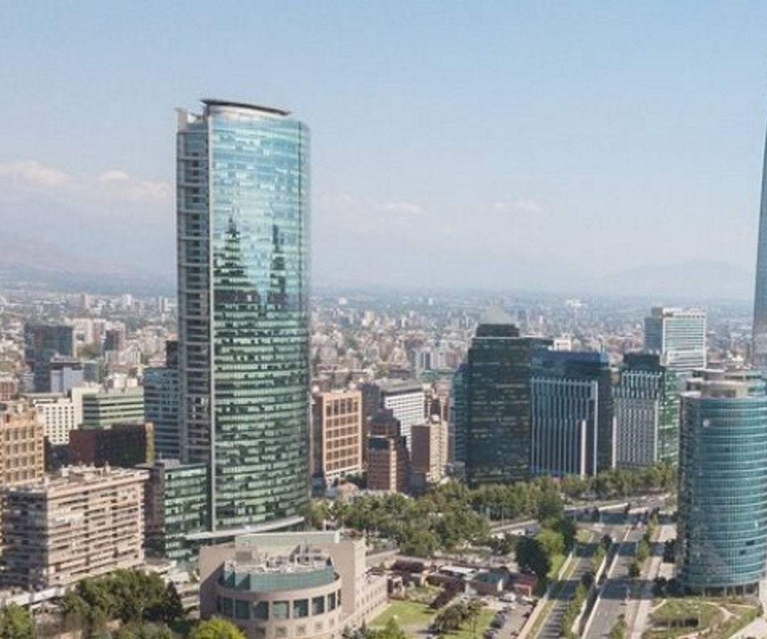 Santiago, la capital de Chile, se mueve hacia el cierre total con