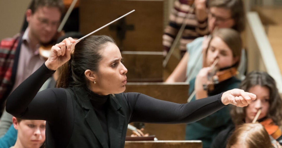 Colombian artist with international experience conducts a large orchestra in New York