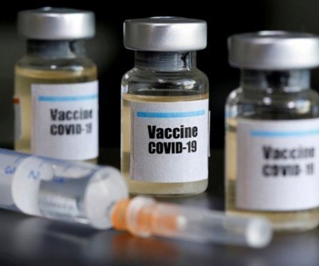 Dominicanos reciben su tercera dosis de vacuna mientras el covid-19 crece  en Haití