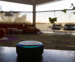 El dispositivo Amazon Echo Dot, con el asistente de voz Alexa. Los empleados revisan las grabaciones para evaluar y mejorar la tecnología.