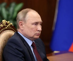 2022-03-16T181054Z_223957553_RC2BUS9ZEE0M_RTRMADP_3_UKRAINE-CRISIS-PUTIN-TRAITORS (1)