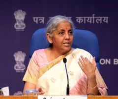 La ministra de Finanzas, Nirmala Sitharaman, confirmó la noticia. Bloomberg