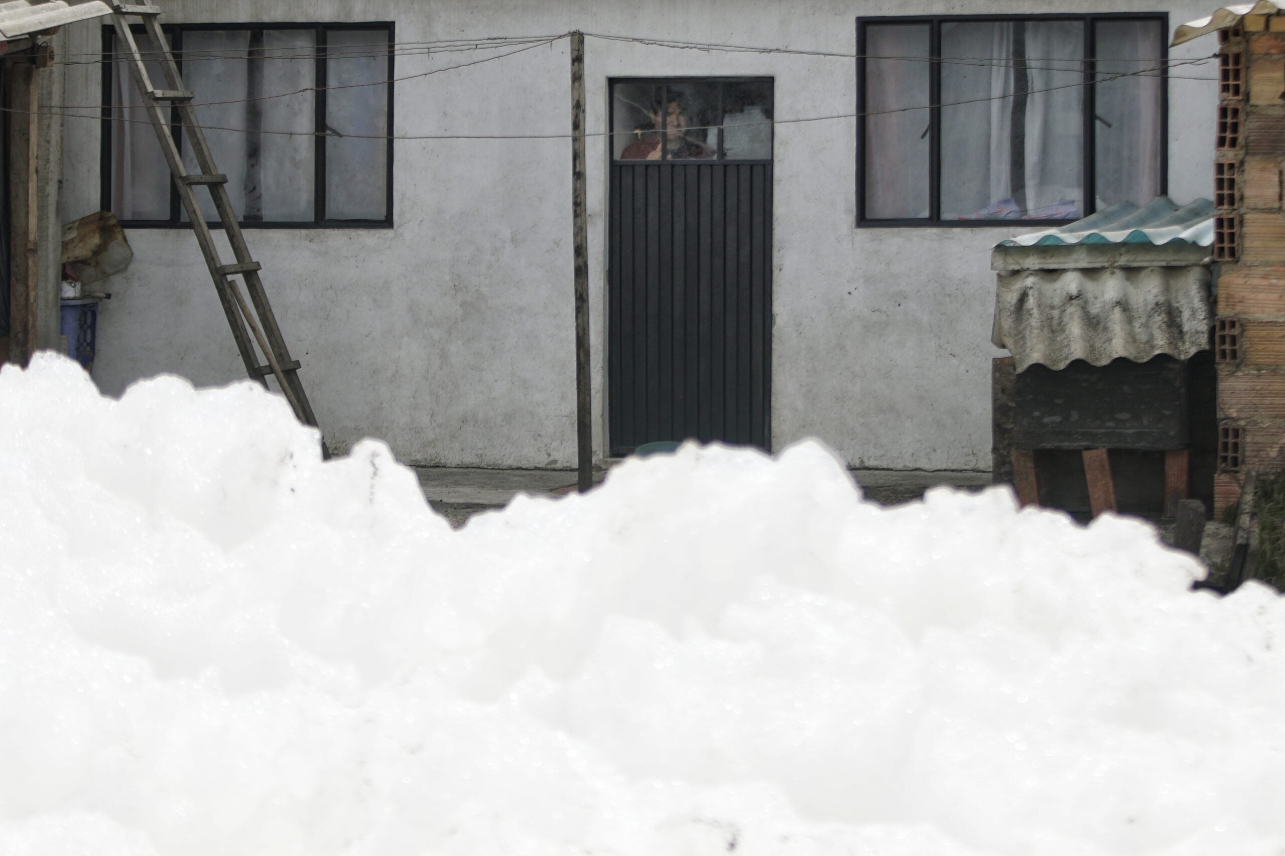 Espuma tóxica en las afueras de Bogotá