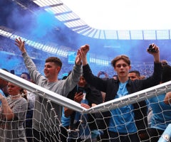 Hinchas del Manchester City invadieron el campo de juego una vez terminó el partido