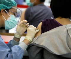 Una enfermera aplica una dosis de vacuna contra Covid-19