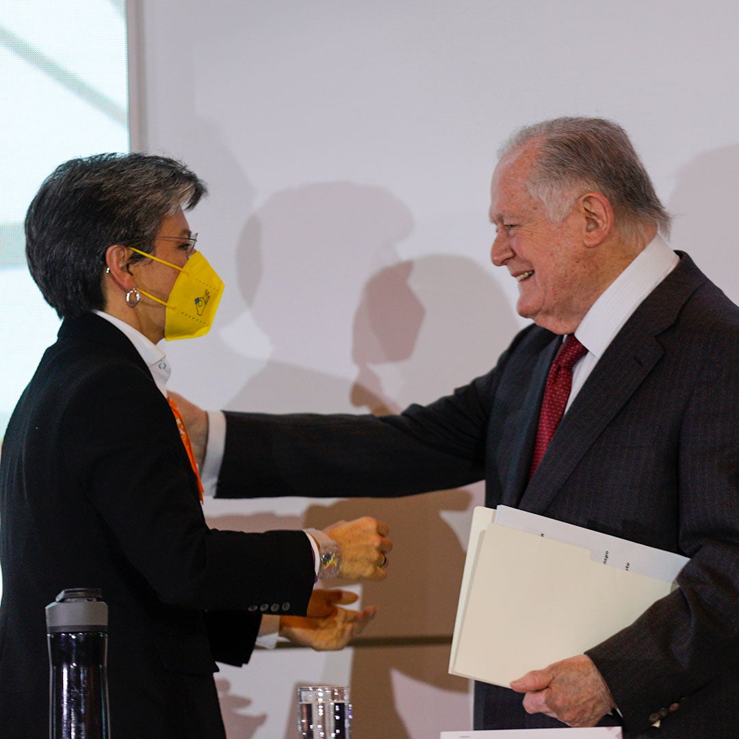 Luis Carlos Sarmiento junto a la alcaldesa Claudia López