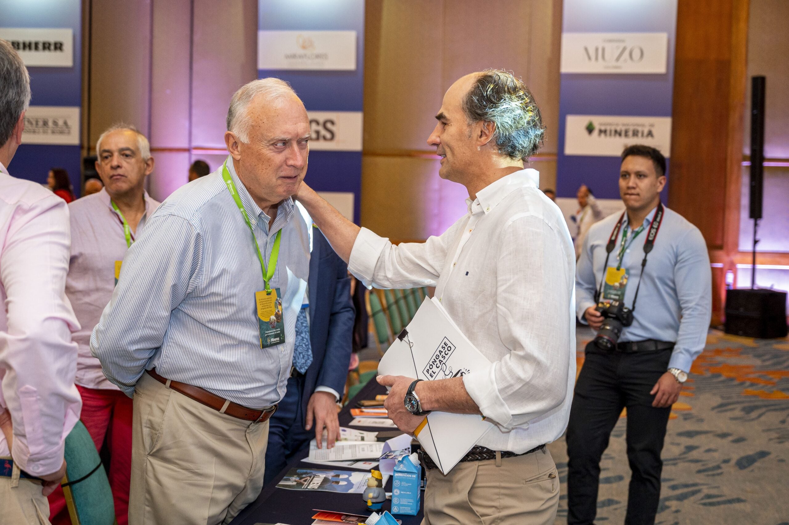 Charles Burgess, Presidente de Esmeraldas Mining Services (EMS) saludando a Juan Camilo Nariño, presidente de la ACM en la apertura del Congreso