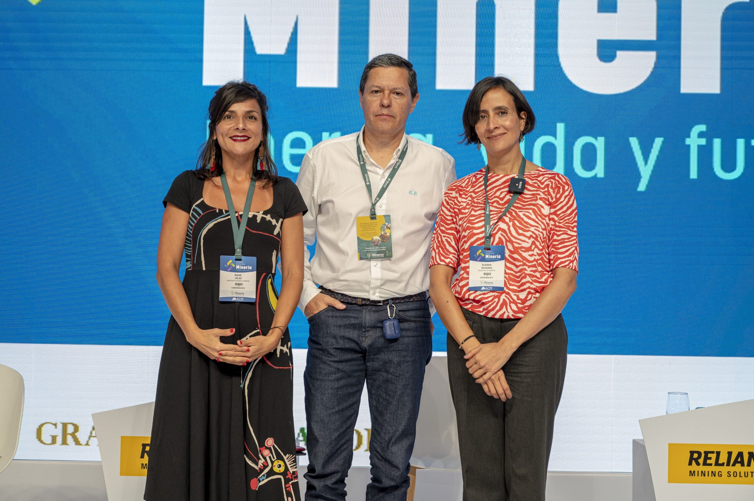 Susana Muhamad, ministra de Ambiente y Desarrollo Sostenible junto a Juan Roberto Vargas, director de Noticias Caracol e Irene Vélez, ministra de Minas y Energía al término del panel principal del primer día del Congreso
