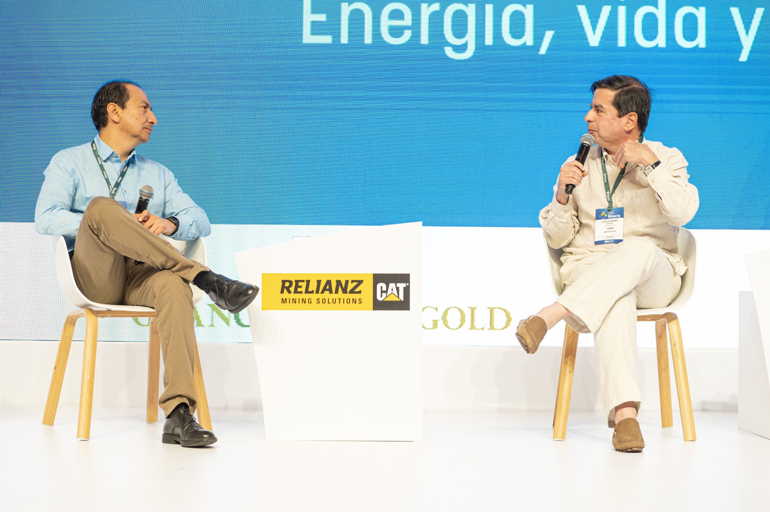 Andrés Mompotes, director del Diario El Tiempo y Juan Fernando Cristo, ex ministro del Interior durante su conversatorio sobre el papel de la minería en la Paz Total