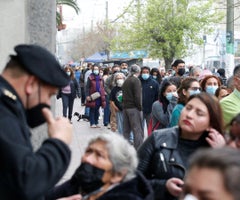 Chilenos hacen fila para votar en Valparaiso