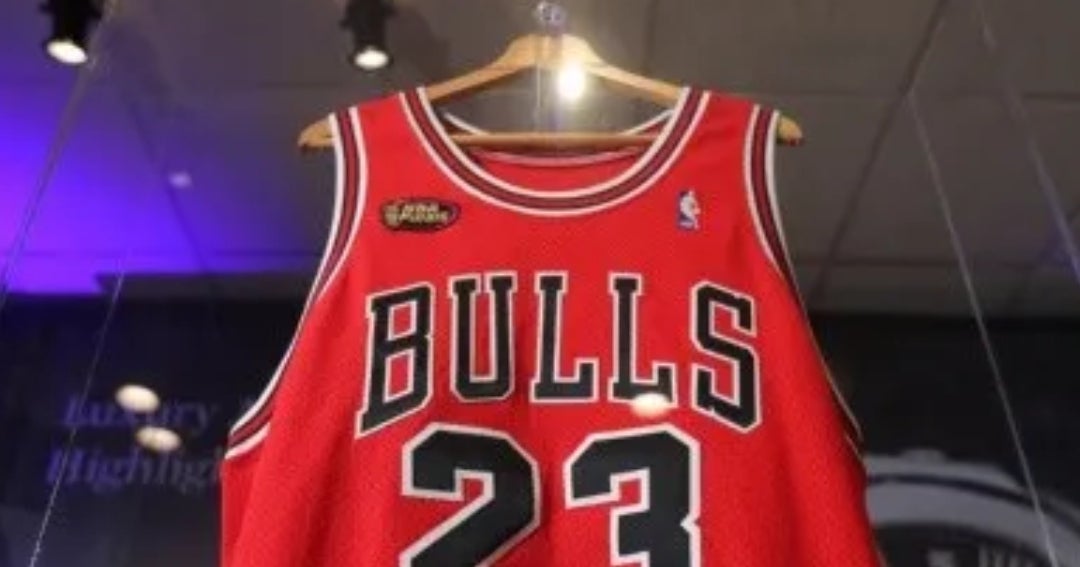 Una camiseta de Michael Jordan bate el récord de subastas vendida por más de  10 millones de dólares