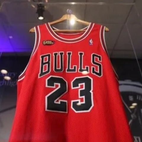 La icónica camiseta del deportista Michael Jordan subastada en millones