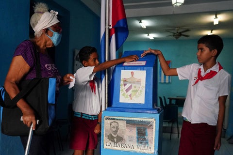 2022-09-25T172601Z_1914341949_RC2EOW9NIRQH_RTRMADP_3_CUBA-FAMILY-CODE (1)