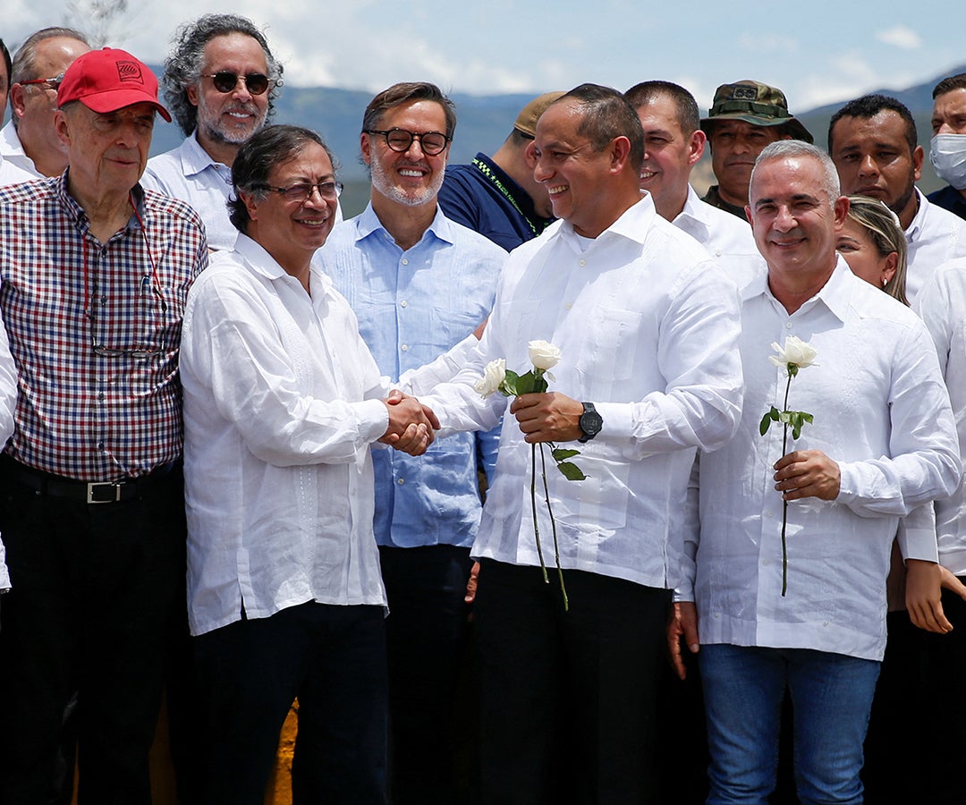 El presidente Gustavo Petro durante la oficialización de la apertura de la frontera con el ministro de Transporte de Venezuela, Ramón Velásquez. Foto: Reuters/Leonardo Fernández Viloria