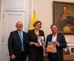 Mariana Mazzucato, el presidente Gustavo Petro y el Ministro de Hacienda José Antonio Ocampo