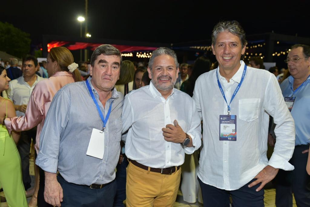 Felipe Calderón, vicepdte. de la Junta Directiva de Camacol; Jorge López, pdte. de Apiros; y Juan Sánchez, gte. comercial de Asul.