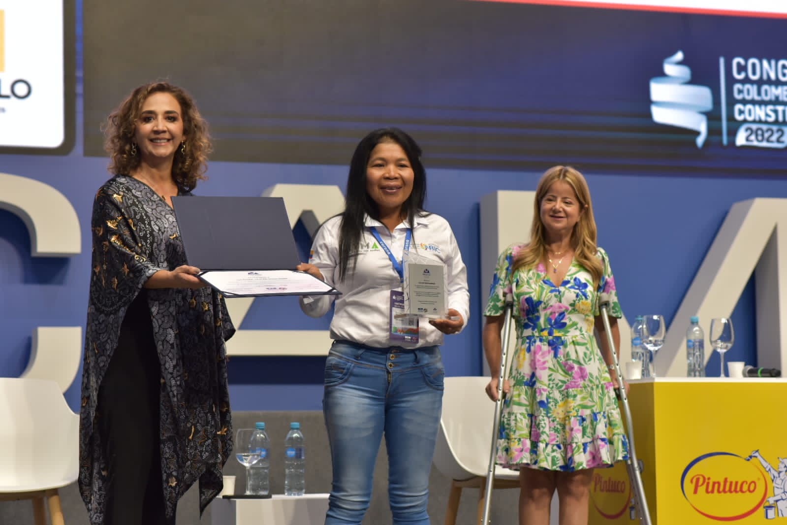 Sandra Forero, presidente saliente de Camacol; Luz Elena Tascón, mujer indígena de la etnia Embera Chamí; y Elsa Noguera, gobernadora del Atlántico durante el congreso