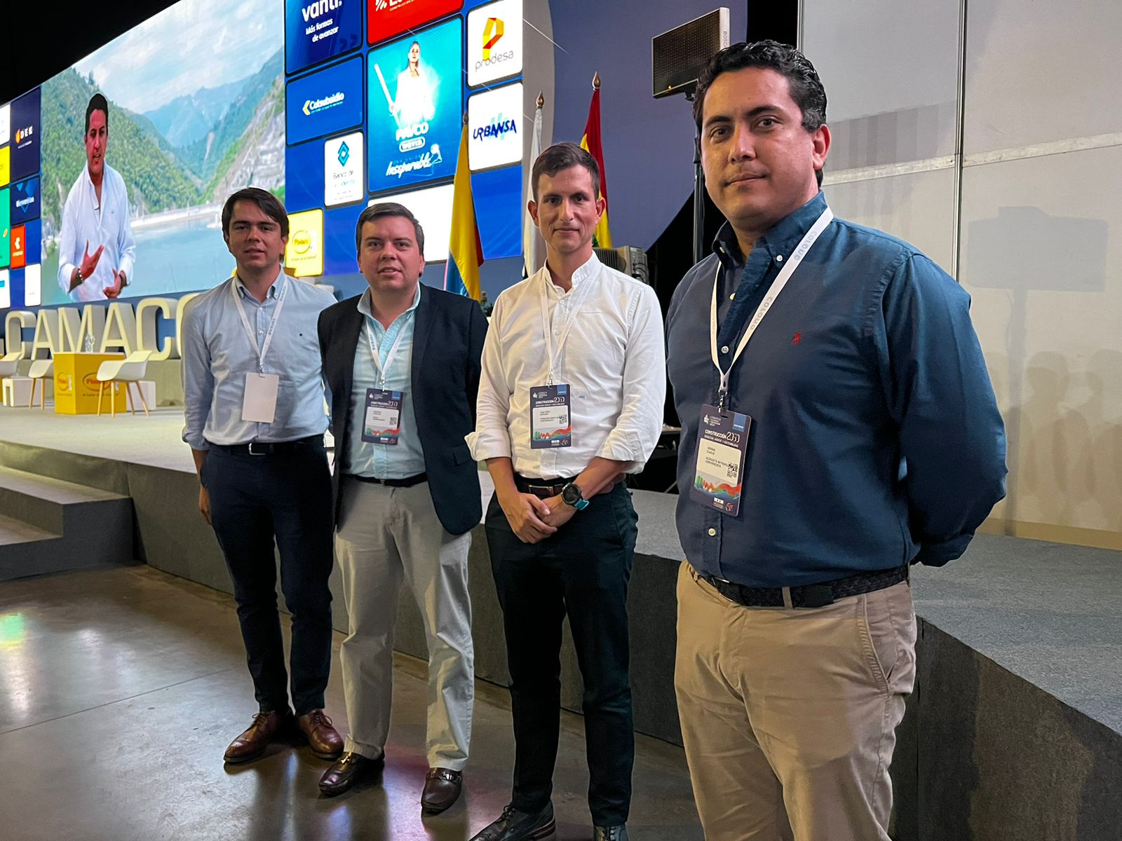 Juan Sebastián Correa, gerente de nueva edificación de Vanti, y Santiago Carvajal, gerente de proyectos y desarrollo de mercados Veolia durante el Congreso de Construcción, Juan Diego Céspedes, director de desarrollo urbano e inmobiliario de Fund. Santo Domingo, y Hernan Clavijo Granados, gte. del Acueducto Metropolitano de Bucaramanga