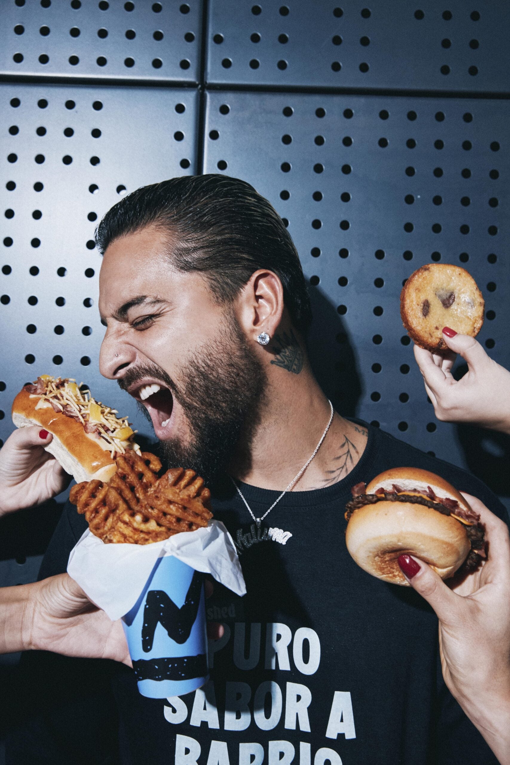 Maluma le apunta a las super smashed burguers - Dembow