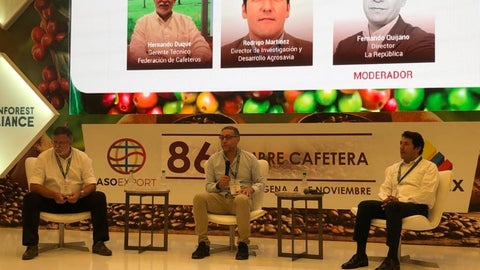 Hernando Duque, gte técnico de Fedecafes; Fernando Quijano, director del diario La Republica; Rodrigo Martínez, director de investigación y desarrollo de Agrosavia