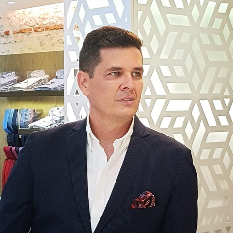 Jon Sonen la marca de ropa masculina que enfrenta cierre del