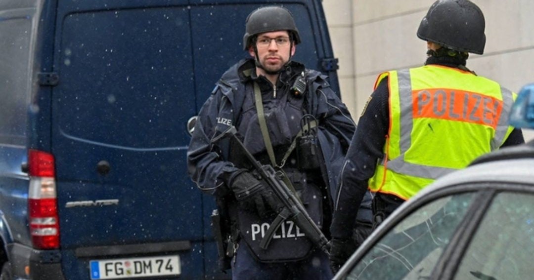 Die deutsche Polizei bestätigte, dass nach der Geiselnahme in Dresden „alles klar ist“. Die deutsche Polizei bestätigte, dass nach der Geiselnahme in Dresden „alles klar ist“.