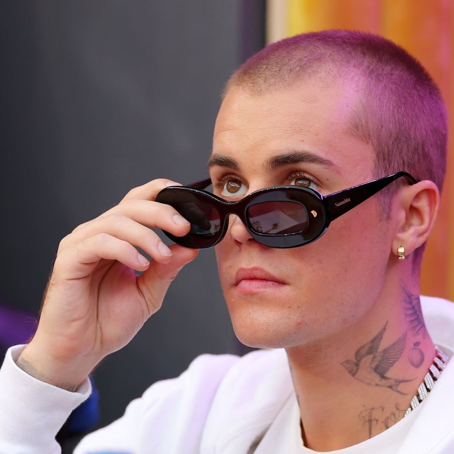 Justin Bieber insta a los fanáticos a no comprar su propia mercancía  