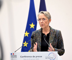 La primera ministra de Francia, Elisabeth Borne, asiste a una conferencia de prensa para presentar el plan del gobierno para una reforma de las pensiones en París, Francia, el 10 de enero de 2023
