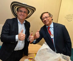 Gustavo Petro con Laurent Freixe, vicepresidente de Nestlé para Latinoamérica, este miércoles en Davos, Suiza. Foto: Presidencia
