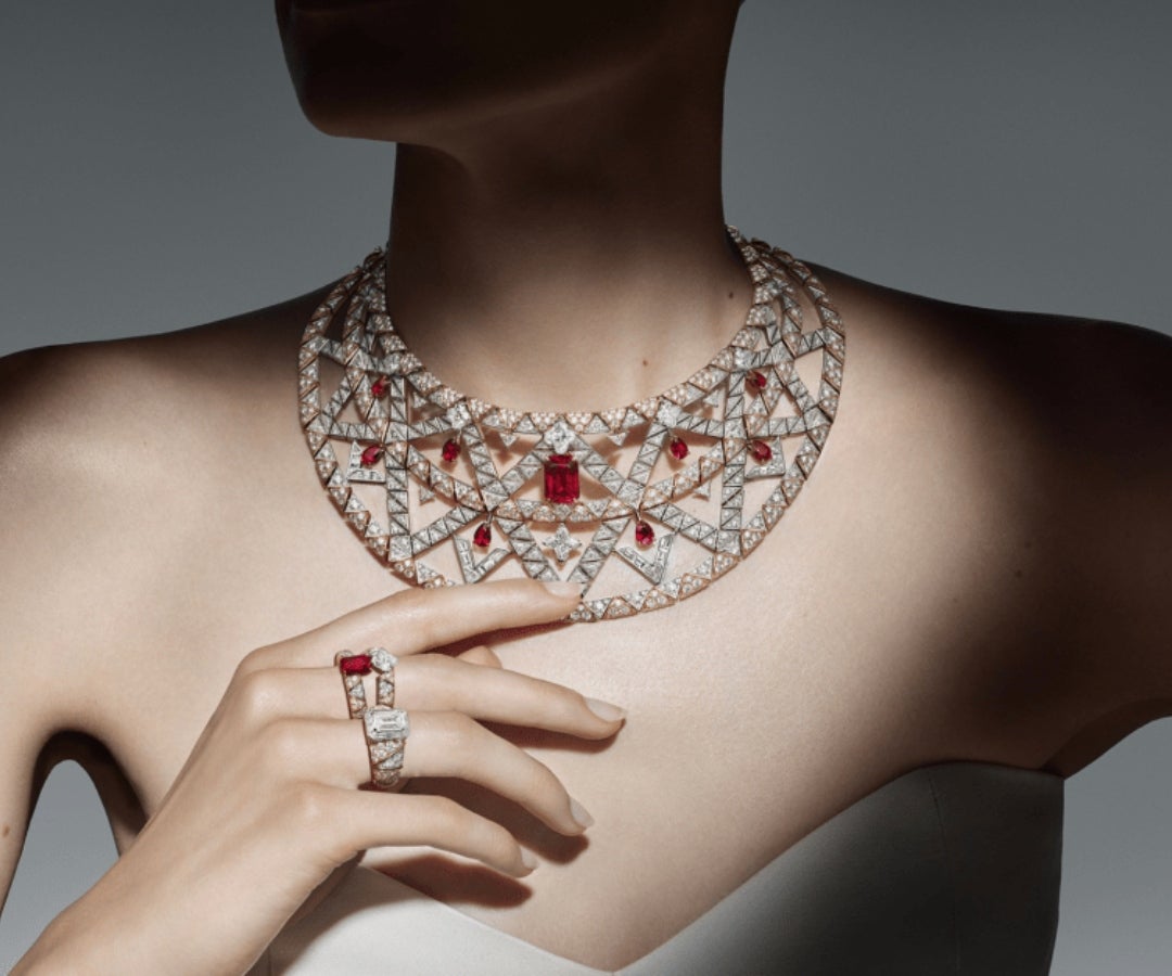 Los accesorios y joyas de Louis Vuitton son todo monogram - HIGHXTAR.