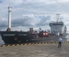 Buque de gasolina proveniente de Ecuador en el puerto de Tumaco- MinTransporte