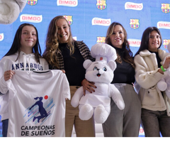 Nicole Regnier, exfutbolista, y Marcela España, vicepresidenta de Marketing de Grupo Bimbo para Latinoamérica, en el lanzamiento de la alianza.